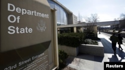 Люди заходять в будівлю Держдепартаменту США, Вашингтон