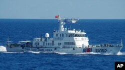 资料照片:日本海上保安厅第11管区2016年8月6日公开了当天上午拍摄到在尖阁诸岛(钓鱼岛)附近海域航行的中国海警船照片。