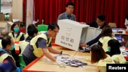 香港区议会选举星期天(11月24日)开始计票。