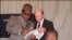 (Archive) Mokonzi ya kala ya RDC (Zaïre) Mobutu Sese Seko (G) azali kosolola na mokonzi ya kala ya ekolo Amerika Jimmy Carter y, 18 sanza ya misato 1996.