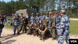 2015年在梁赞州俄罗斯举办的军事比赛活动中,俄罗斯与中国空降兵在一起。 (美国之音白桦拍摄)