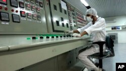 资料: 一名伊朗技术人员在伊斯法罕浓缩铀设施工作。(2007年2月3日)