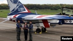 台湾总统蔡英文在台中清泉岗基地出席台湾研发的“勇鹰”新式先进教练机的首次公开飞行。(2020年6月22日)