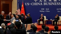 川普总统和习近平主席在北京人民大会堂见证美中两国签署贸易协议。(2017年11月9日)