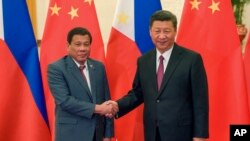 中国国家主席习近平在北京人大会堂与参加一带一路峰会的菲律宾总统杜特尔特握手。(2017年5月15日)