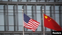 美中国旗在一家美国公司驻北京的办公楼外飘扬。(2021年1月21日)