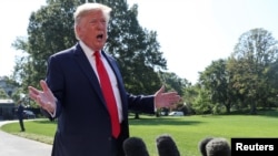 美国总统唐纳德·特朗普在华盛顿白宫南草坪接受记者采访(2019年8月9日)。