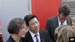 三一重工集团董事长兼创始人梁稳根(中)在美国乔治亚州亚特兰大的州议会大厦参加宣布设立北美总部的仪式期间同媒体讲话(2007年9月12日)