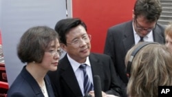 三一重工集团董事长兼创始人梁稳根(中)在美国乔治亚州亚特兰大的州议会大厦参加宣布设立北美总部的仪式期间同媒体讲话(资料照片)