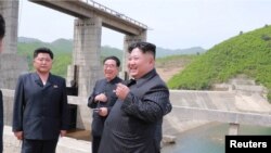 朝鲜中央通讯社提供的照片显示,朝鲜领导人金正恩于2019年5月4日访问朝鲜一座电站。
