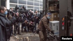一盒辉瑞疫苗由UPS卡车运送至加拿大魁北克省蒙特利尔的一家护理院。(2020年12月14日)