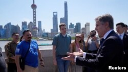 美国国务卿安东尼·布林肯(Antony Blinken)2024年4月25日在访问上海外滩时与游客交谈。(媒体联访照片)