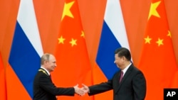 资料照:中国领导人习近平在北京人大会堂会晤到访的俄罗斯总统普京。(2018年6月8日)