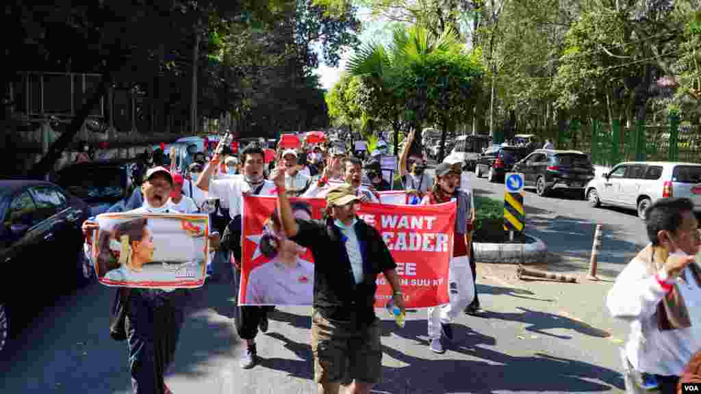 ရန်ကုန်မြို့ ကုလသမဂ္ဂရုံးရှေ့ စစ်အာဏာဆန့်ကျင်ဆန္ဒပြ မြင်ကွင်း။