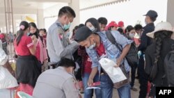 မြဝတီမြို့နယ်စပ်က လူဝင်မှုကြီးကြပ်ရေးဂိတ်တခု (ဓာတ်ပုံ - AFP)