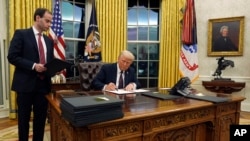 美国总统特朗普签署行政命令,将美国退出世界卫生组织。(2025年1月20日)