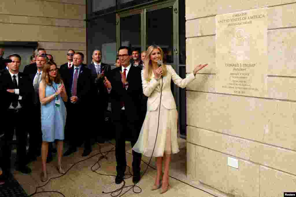 美国总统特朗普的女儿伊万卡与美国财长姆努钦出席美国驻耶路撒冷大使馆的开馆仪式(2018年5月14日)。特朗普通过视频发表祝贺讲话说,将美国大使馆移往耶路撒冷的过程“经历了漫长的时间......耶路撒冷是以色列的首都。”这位美国领导人还表示,美国“仍然致力于实现以色列与巴勒斯坦人之间的持久和平”。  