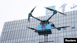 Дрони FPV російського чи китайського виробництва можуть бути оснащені камерами і вибухівкою, яку вони можуть скидати під час польоту, при цьому оператор бачить ціль в реальному часі. На ілюстративному фото дрон китайської компанії з доставки їжі в Шанхаї, 2018 рік.