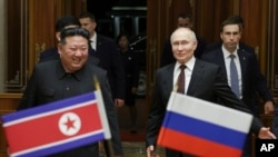 资料照片:俄罗斯领导人普京和朝鲜领导人金正恩在朝鲜平壤顺安国际机场会面。(2024年6月19日)