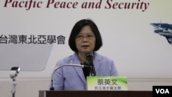在北京地坛公园的春节庙会上,表演清代仪式,皇帝为农历新年祈求丰收和幸运(2018年2月16日)。这场皇帝秀,没像泰山封禅秀那样缩水。中国央视早先的一篇报道提到春晚的山东泰山分会场将重现秦汉等五朝帝王的封禅盛况。许多分析人士将其解读为赞美帝制之作,甚至体现中共领导人的“皇帝梦”。后来,春晚直播仅仅将封禅大典舞台作为表演的背景,亮相时间很短。
