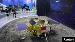 中国国际航空航天展也称珠海航展上展出的中国“嫦娥四号”月球登陆器模型(2018年11月6日)