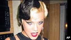 与Britney Spears有着朋友情谊的女歌星Pink一度直言不讳地说,她不会掏钱去Britney Spears的音乐会捧场,原因是从小听摇滚乐队现场表演的Pink,对演唱会上对口形的做法非常不齿。