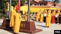 中国某寺庙僧人举行升国旗仪式 (视频截图)
