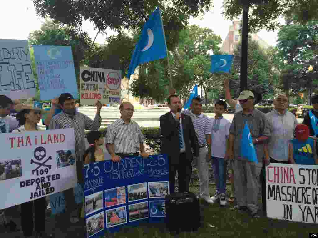 2015年7月12日维吾尔人和支持者在美国首都华盛顿街头游行并聚集在泰国驻美大使馆前抗议泰国把100余名维吾尔人强行递解回中国。(美国之音乌兹别克语组拍摄)  