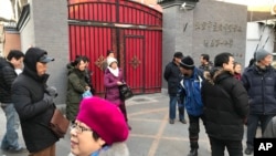 资料照:在2018年北京一小学发生持刀袭击后,家长们聚集在宣武师范学院北京第一附属小学门口。