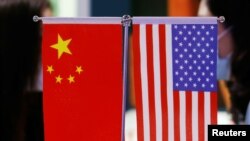 北京举行的中国国际服务贸易交易会上展示的美中国旗 。(2021年9月4日)