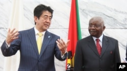 日本首相安倍晋三在莫桑比克首都马普托会晤莫桑比克总统格布扎。(2014年1月12日)