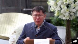新任台北市长柯文哲的祖父是228事件的受难者,他以受难者家属身分在纪念仪式上致词时数度哽咽(2015年2月28日)