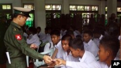 မြန်မာစစ်တပ်က အသက်မပြည့်သေးတဲ့ ကလေးစစ်သားတွေကို မိဘထံပြန်လည်အပ်နှံတဲ့အခမ်းအနားတွင် တွေ့ရစဉ်။ (စက်တင်ဘာလ ၂၀၁၂)
