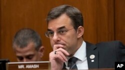 资料照: 时为共和党籍众议员的贾斯汀·阿马什参加众议院某委员会的听证会。(2019年6月12日)