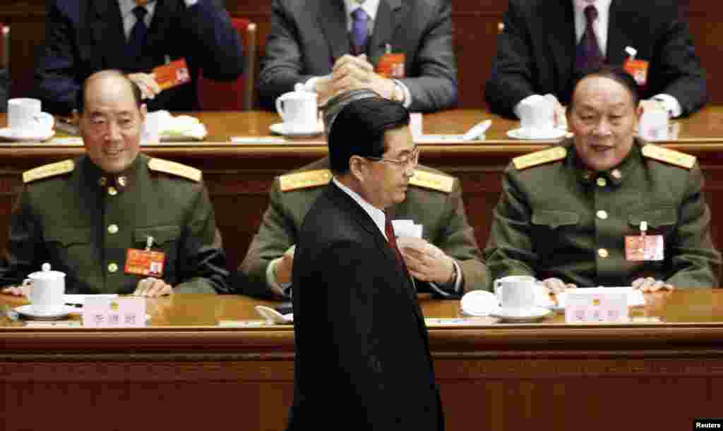 2008年3月15日,中国主席胡锦涛在人大会议上走过军方人大代表李继耐(左)