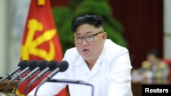 朝鲜领导人金正恩在朝鲜劳动党第七届中央委员会第五次全体会议上讲话。(朝中社于2019年12月29日发布)