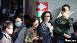台湾民众在新台北市的一个投票站排队投票。(2020年1月11日)
