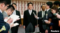 2013年12月26日,日本首相安倍晋三参拜完靖国神社后与记者见面。