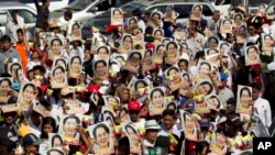 ဒေါ်အောင်ဆန်းစုကြည်အပေါ် ထောက်ခံနေသည့် မြန်မာလူထု