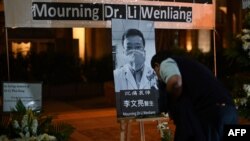 人们在香港为中国医生李文亮举行烛光悼念仪式。(2020年2月7日)