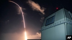 美国导弹防御局提供的照片显示美国陆基宙斯盾系统从夏威夷岛导弹设施发射导弹,这枚导弹后来拦截了一枚中程弹道导弹。(2018年12月10日)