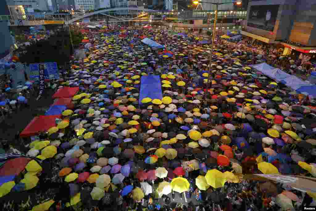 示威者走上香港金融区街头打开雨伞纪念占中满月