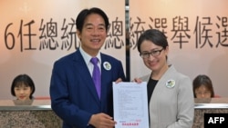 台湾民进党总统参选人赖清德与副手萧美琴2023年11月21日赴中选会完成参选登记。(法新社)