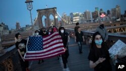 နယူးယောက်ပြည်နယ် Brooklyn Bridge တံတားမှာ George Floyd သေဆုံးခဲ့မှုနဲ့ ပတ်သက်ပြီး မကျေနပ်တာကြောင့် ဆန္ဒပြနေတဲ့ လူတချို့။ (ဇွန် ၀၁၊ ၂၀၂၀)