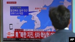 韩国首尔火车站一名男子观看有关朝鲜进行核试验的新闻报道。(2017年9月3日)