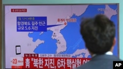 韩国首尔火车站一名男子观看有关朝鲜进行核试验的新闻报道。(2017年9月3日)