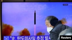 韩国民众在首尔观看朝鲜发射导弹的电视新闻报道。(2022年1月5日)