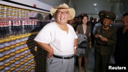 朝鲜官媒朝中社8月7日发布的朝鲜领导人金正恩参观工厂的照片。