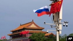 俄罗斯与中国的国旗在天安门附近飘扬,迎接俄罗斯总统普京的来访。(2024年5月16日)