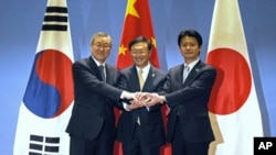 中国外长杨洁篪(中)日本外相玄叶光一郎(右)和韩国外长金星焕4月8日在宁波举行会晤,讨论朝鲜试射卫星问题